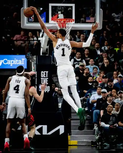 xingkong-1：0，尼克斯开门红，文班关键失误，输球罪人，一攻一防如梦游|马刺|文班亚马|布伦森|福克斯|三分球_新浪体育_新浪新闻